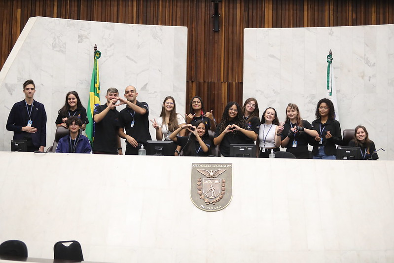 Integrantes do Parlamento Jovem da Câmara de SJP visitam Assembleia Legislativa do Paraná